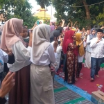 Masyarakat ketika menyambut kedatangan Muhammad Al Barra atau yang akrab disapa Gus Barra.