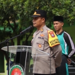 Kasi Humas Polres Pamekasan, AKP Sri Sugiarto saat menyampaikan imbauan bahaya Radikalisme di Ponpes Mambaul Ulum Bata Bata