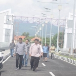 Wali Kota Kediri Abdullah Abu Bakar didampingi Plt Kepala PUPR Sunyata saat menyusuri Jembatan Brawijaya.