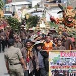 Ribuan warga Kecamatan Ngancar Kabupaten Kediri saat mengikuti kegiatan Festival Nanas Tahun 2019.