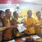 Sekjen DPP Partai Golkar, Lodewijk Freidrich Paulus menyerahkan SK Plt Ketua Golkar Jatim kepada Zainudin Amali di kantor DPP Partai Golkar, Jakarta. Foto: ist