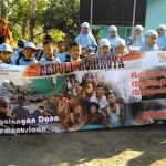 Para Siswa SD Integral saat menyumbang untuk Muslim Rohingya.