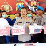 Kapolres Kediri AKBP Lukman Cahyono didampingi Kasatnarkoba AKP Ridwan Sahara dan Kasubag Humas AKP Purnomo. foto: MUJI HARJITA/ BANGSAONLINE