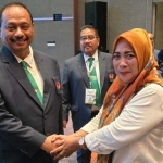 Anis Ambiyo Putri (kanan) bersama Ketua KONI Jatim dalam suatu acara. Foto: Ist.