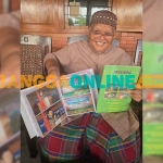 Ahmad Budiono, tokoh senior dari Probolinggo saat menunjukkan buku sejarah Kota Kraksaan jadi ibu kota daerah. Foto: ANDI SIRAJUDIN/BANGSAONLINE