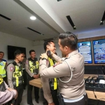 Kasatlantas Polrestabes Surabaya, AKBP Arif saat memasangan Body Camera kepada para personelnya. 