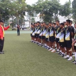 Danrem 084/BJ, Brigjen TNI Terry Tresna Purnama, saat meninjau secara langsung seluruh kesiapan kontingen Kodam V/Brawijaya yang akan berlaga di Liga Santri PSSI Piala Kasad 2022.