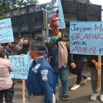 Suasana saat puluhan eks karyawan pabrik pengelohan kayu melakukan demo di depan Kantor Pemkot Probolinggo.