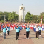 SENAM MASSAL: Ribuan warga mengikuti senam Poco-poco untuk memecahkan rekor dunia, di Alun-alun, Minggu (5/8). foto: ist