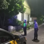Tim saat melakukan pengecekan lingkungan. Foto: Hendro Suhartono.