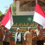 Para pengurus Ansor Palengaan Daja ketika mengibarkan bendera merah putih.