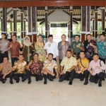 Pjs Wali Kota Padang Alwis beserta jajaran saat foto bersama Wabup Sidoarjo berikut jajaran.