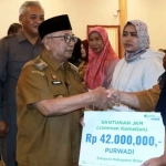 Bupati Blitar saat menyerahkan bantuan untuk petani.