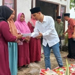 Wakil Bupati Mojokerto H. Muhammad Al Barra saat memberikan bantuan beras dan uang kepada warga terdampak angin puting beliung.