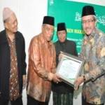 PENGHARGAAN: Ketua Umum PBNU KH Said Aqil Siradj saat menyerahkan piagam penghargaan kepada Hermanto Dardak, dalam peresmian Pesantren Mahasiswa NU II Jakarta (23/11). foto: istimewa
