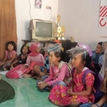 Saat proses belajar mengajar di Rumah Baca Lentera Wilis, Desa Joho, Kecamatan Semen. (foto: Kominfo)