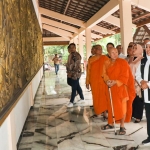 Gubernur Jatim Khofifah Indar Parawansa saat mengunjungi Maha Vihara Mojopahit atau dikenal sebagai patung Buddha Tidur di Kabupaten Mojokerto untuk meninjau persiapan perayaan Hari Waisak 2023.