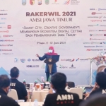 Gubernur Jawa Timur, Khofifah Indar Parawansa, saat memberikan opening speech Seminar Nasional "Smart City, Creative Government: Membangun Ekosistem Digital Cettar Bagi Pembangunan Jawa Timur" di Royal Senyiur Hotel, Prigen, Pasuruan, Jumat (11/6).