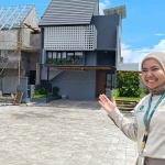 Sales Koordinator The Hermawan Village, Rofidatur Rosidah, menunjukan salah satu rumah tipe Boulevard yang siap huni. Foto: Muji Harjita/Bangsaonline.