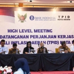 Pj Wali Kota Kediri saat memimpin High Level Meeting TPID 2024. Foto: Ist