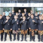 Wakil Bupati Pamekasan Sukriyanto foto bersama kepala dinas daerah setelah upacara selesai.