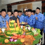 Gubernur Jawa Timur memotong tumpeng bersama Ketua DPRD Prov Jatim serta para kepala daerah, pada acara peringatan hari Otoda ke XXII Tahun 2018.