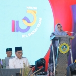 Plt Bupati Gresik Aminatun Habibah saat memberikan sambutan pada puncak peringatan haul KH. M. Sholih Tsani ke-126, FOTO: ist