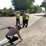 Sejumlah petugas saat olah TKP kecelakaan di Jalan Raya Seduri