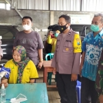 Kapolres Pamekasan AKBP Rogib Triyanto meninjau langsung pelaksanaan vaksinasi serentak di PR Ayunda Desa Jarin, Kecamatan Pademawu. 