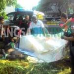 Petugas saat melakukan evakuasi jenazah korban untuk dibawa ke rumah sakit Bhayangkara Kediri. foto: dendi martoni/BANGSAONLINE