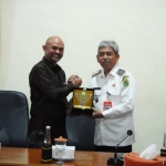 Sekda Trenggalek Edy Supriyanto (kanan) saat bersama pejabat Pemprov Aceh