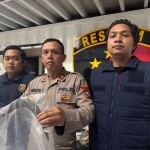 Konferensi pers Polres Tanjung Perak dalam ungkap kasus pembunuhan di Wonokusumo