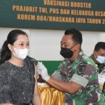 Vaksinasi booster di Aula Bhaskara Makorem 084/BJ Jalan Ahmad Yani Surabaya, Jumat (04/02/2022). 