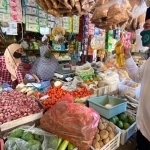 SAPA PEDAGANG: Cabup Sidoarjo Bambang Haryo Soekartono (BHS) saat mengunjungi Pasar Kalanganyar, Sedati, Kamis (1/10). foto: istimewa