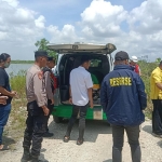 Jasad korban saat dievakusi oleh petugas untuk dibawa ke RSUD Ibnu Sina. FOTO: ist.