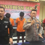 Kapolsek Lakarsantri, Kompol M. Akhyar saat pers rilis penangkapan dua dari tiga pelaku curanmor yang berada di Jalan Jeruk, Lakarsantri, Surabaya.