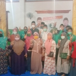 FOTO BARENG: Gus Muhdlor saat bertemu Ibu-ibu Muslimat dan Perempuan Bangsa (PB) Kecamatan Porong, Rabu (7/10). foto: istimewa