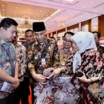 Pj Bupati Bangkalan, Arief M Edie saat memamerkan Batik khas Bangkalan di acara Indonesia Maju Expo dan Forum 2024