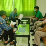 Kepala Disnaker Kabupaten Probolinggo, Saniwar, bersama tim saat sidak di PT Klaseman.