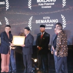 Plh. Wali Kota Malang, Wasto, ketika menerima penghargaan dan ucapan selamat dari Menteri Dalam Negeri RI Tjahjo Kumolo, di hotel JW Marriot, Jakarta.