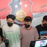 Kapolsek Jombang Kota, AKP Soesilo, saat menginterogasi para pelaku.