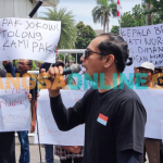 Aksi demo warga terdampak proyek Tol Kediri- Tulungagung di depan Balaikota Kediri (foto: Muji Harjita)