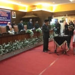 Ketua DPRD Tatit Heru Tjahyono saat memimpin pembacaan sumpah dan janji dalam pelantikan Erni Purnami sebagai Anggota DPRD Nganjuk. foto: BAMBANG/ HARIAN BANGSA