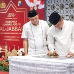 Kapolda Jatim Irjen Pol Toni Hermanto menandatangani prasasti saat meresmikan Masjid Al-Jabbar Polsek Tegalsari.