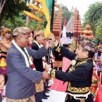 Bupati Mojokerto, Mustofa Kamal Pasa, didampingi istri, menerima pusaka Pataka Majapahit (lambang Majapahit) dari Raja Klungkung, Bali.