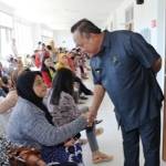 Wakil Walikota Mojokerto Suyitno menyalami satu pasien di RSUD dr Wahidin Sudiro Husodo. Foto:aris/BANGSAONLINE