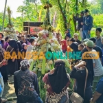 Warga bersiap berebut tumpeng sayuran dan buah-buahan. Foto: MUJI HARJITA/BANGSAONLINE
