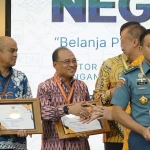 Kabiro Umum dan Layanan Pengadaan Kementerian ATR/BPN, Awaludin, saat menerima penghargaan.