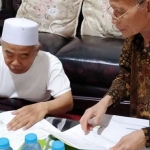 Prof. Dr. KH. Asep Saifuddin Chalim, M.A. menyerahkan wakaf tanah dan bangunan Markas Besar Oelama (MBO) Jawa Timur kepada Pengurus Besar Nahdlatul Ulama (PBNU) di Guest House Intitut KH Abdul Chalim Pacet, Mojokerto, Rabu (13/11/2019). MBO ini dikenal sebagai tempat berkumpulnya para ulama NU yang berjuang dalam peperangan 10 November di Surabaya untuk mempertahakan kemerdekaan RI. Para ulama NU yang bermarkas di MBO itu dikomando KH A Wahab Hasbullah. Foto: MMA/ bangsaonline.com