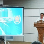 Ketua PWI Jawa Timur, Ainur Rohim saat memberi sambutan usai melantik pengurus PWI Kediri Periode 2021 - 2024. foto: MUJI HARJITA/BANGSAONLINE